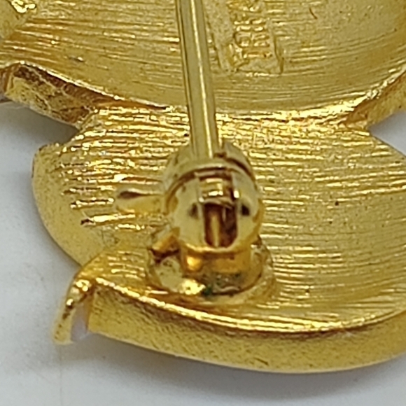 * vintage Crown Trifari signed white enamel 3 owls pin brooch - Picture 6 of 6